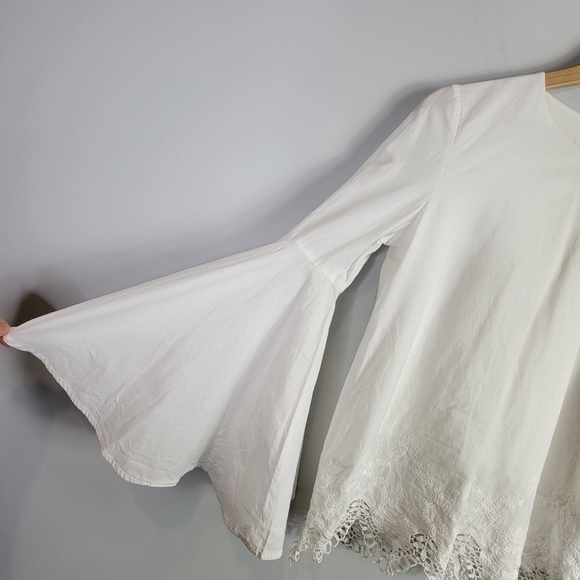 The Jetset Diaries Bell Sleeve Lace Hem Keyhole Back Top White Revolve Small - Picture 3 of 12
